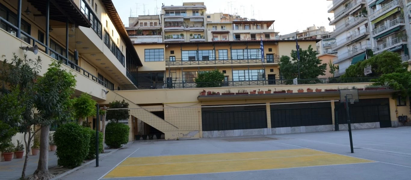 Θεσσαλονίκη: Επίθεση με σιδερογροθιές από τρία άτομα καταγγέλλει 13χρονος μαθητής - Συνελήφθη 14χρονος
